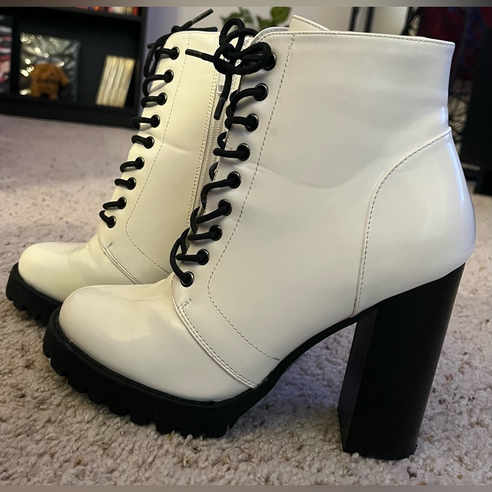 Forever 21 white boots 👢 size 8🤍